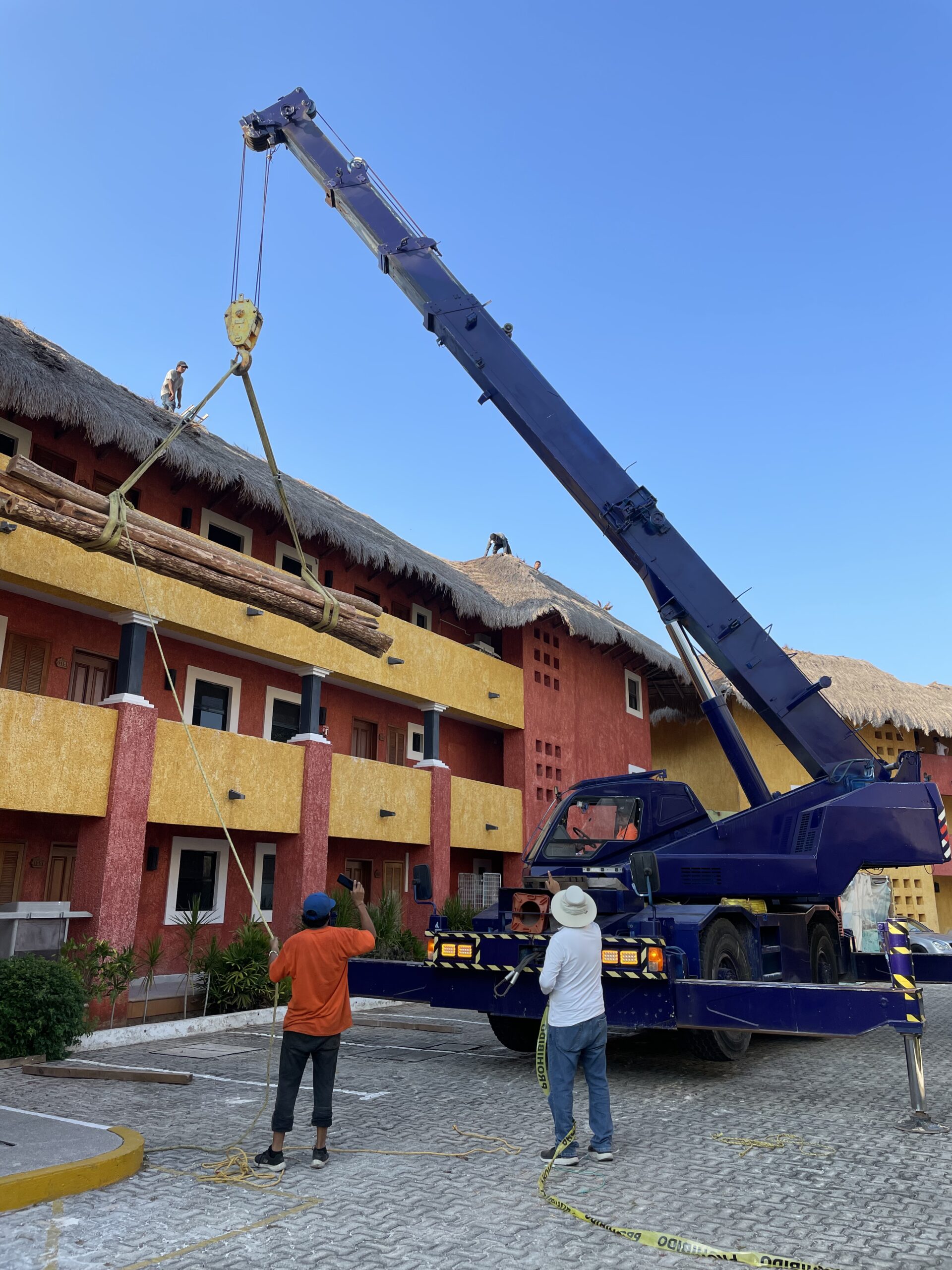 Instalación de grandes estructuras con grúa en resort de lujo