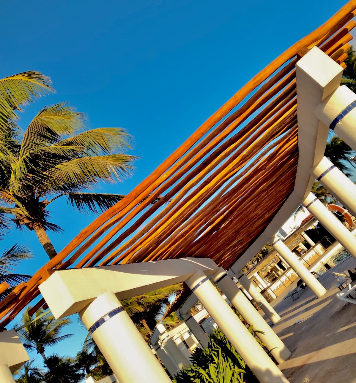 Pérgola de madera con diseño moderno para exteriores
