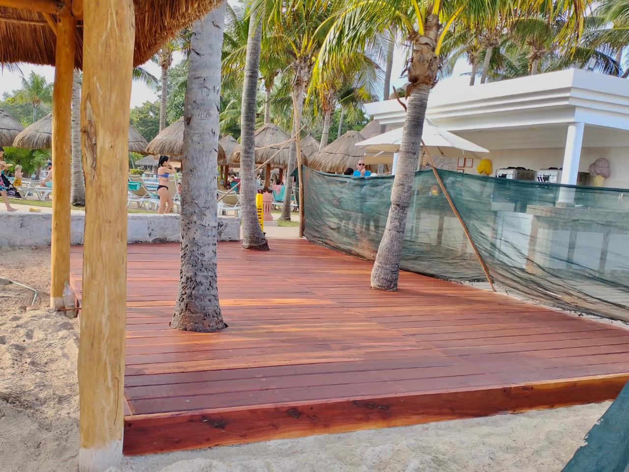 Deck WPC instalado en área de piscina o terraza